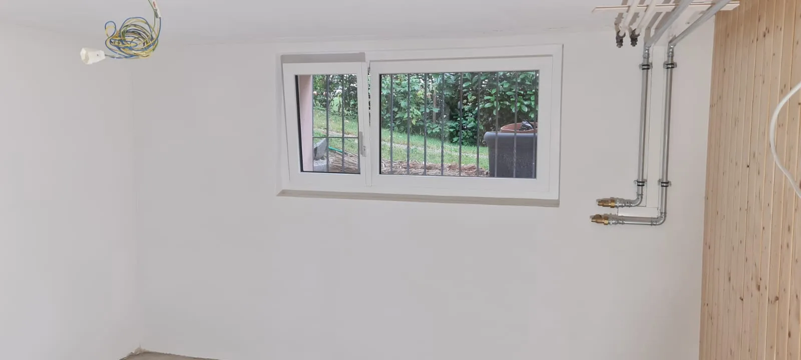 Frisch weiss gestrichener Kellerraum mit Fenster nach Malerarbeiten