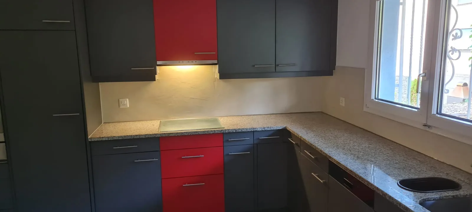 Küche mit neuer Wand- und Deckenbeschichtung nach Renovation